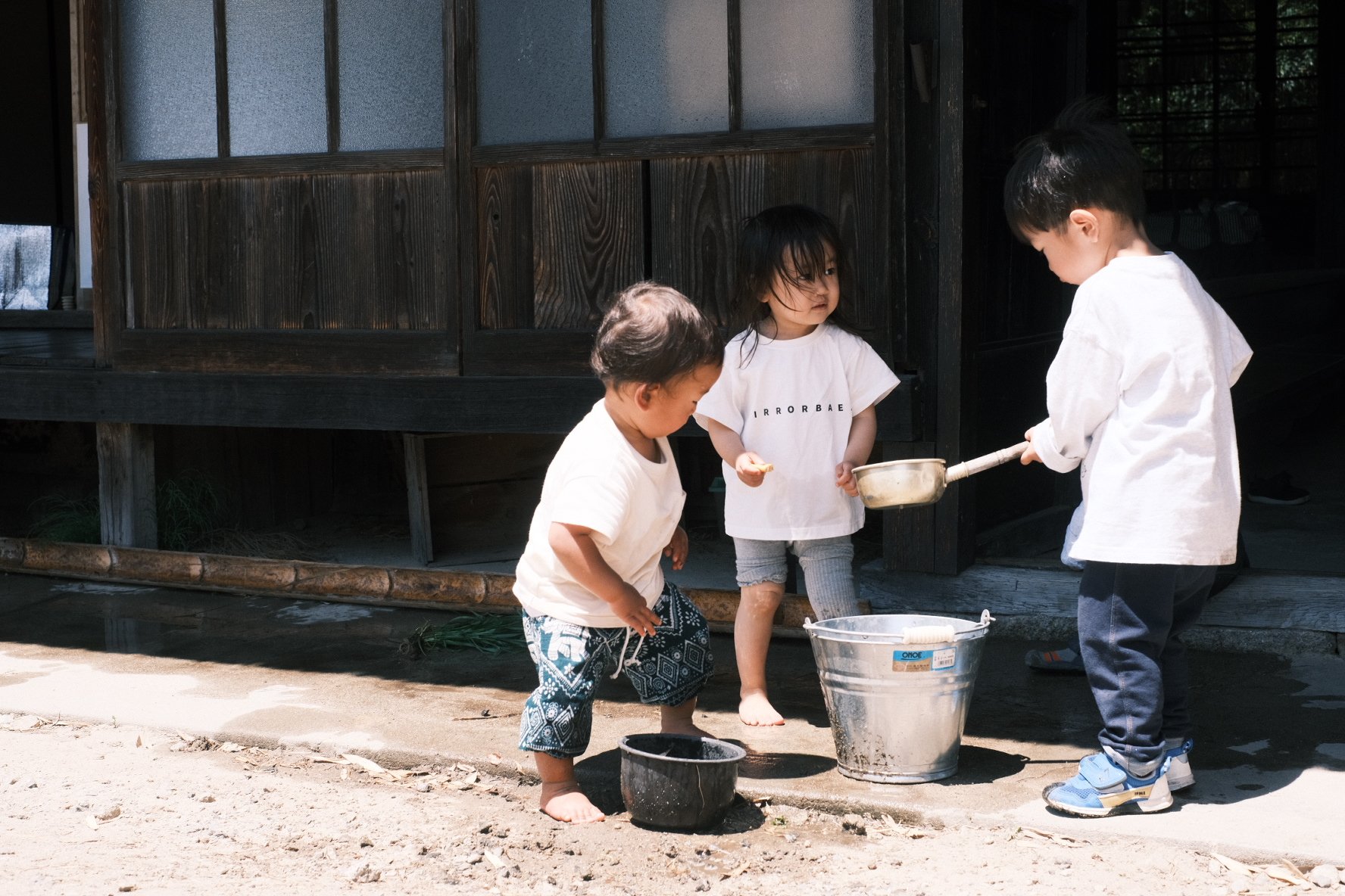 古民家の庭先で遊ぶ子どもたち