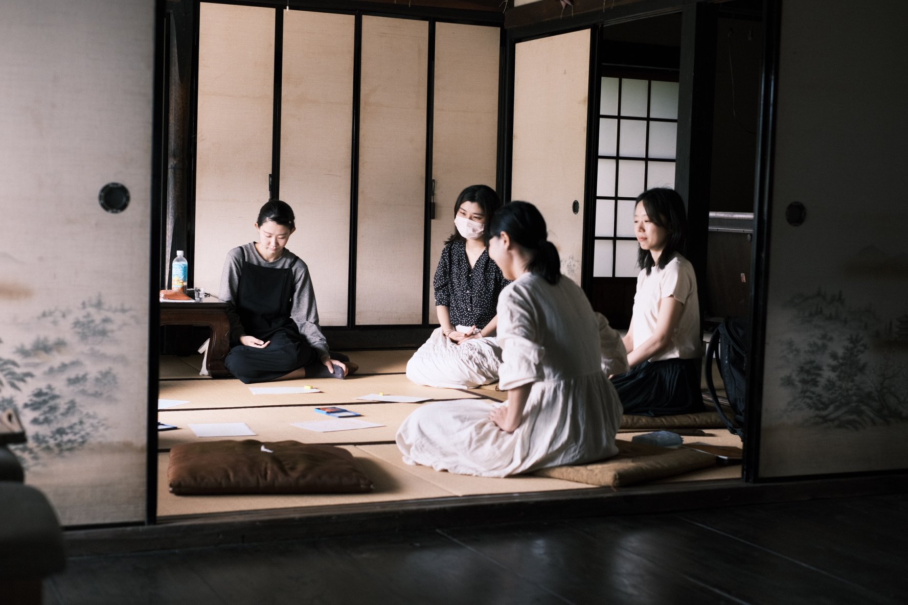 畳の部屋で輪になって対話する様子