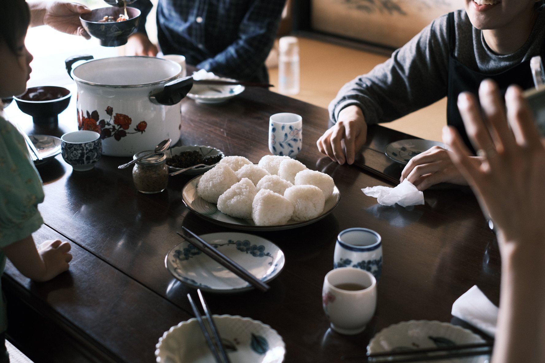 食卓を囲み、おむすびを分かち合う時間