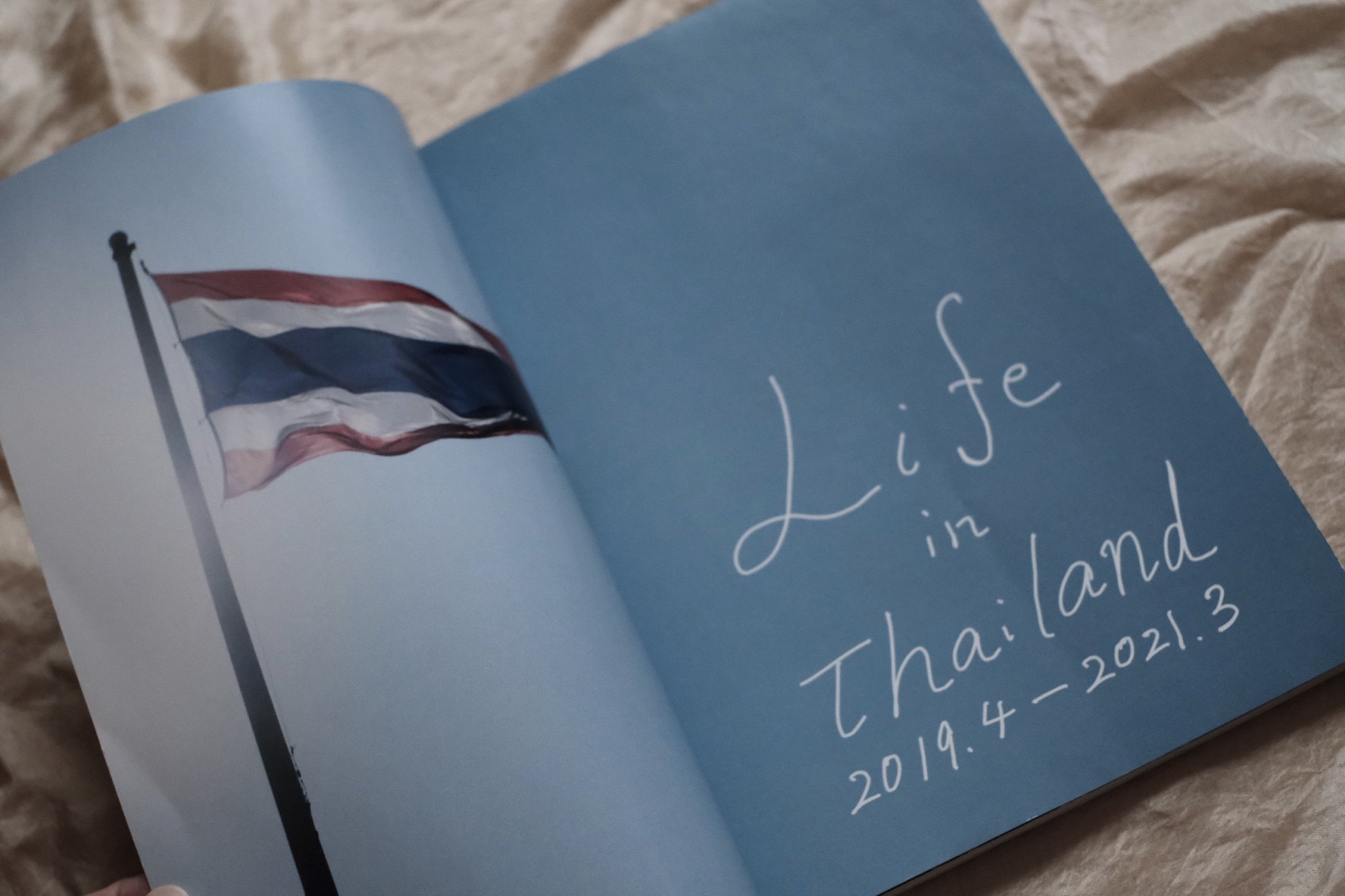 タイ国旗の写真と扉を開いた『Life in Thailand』