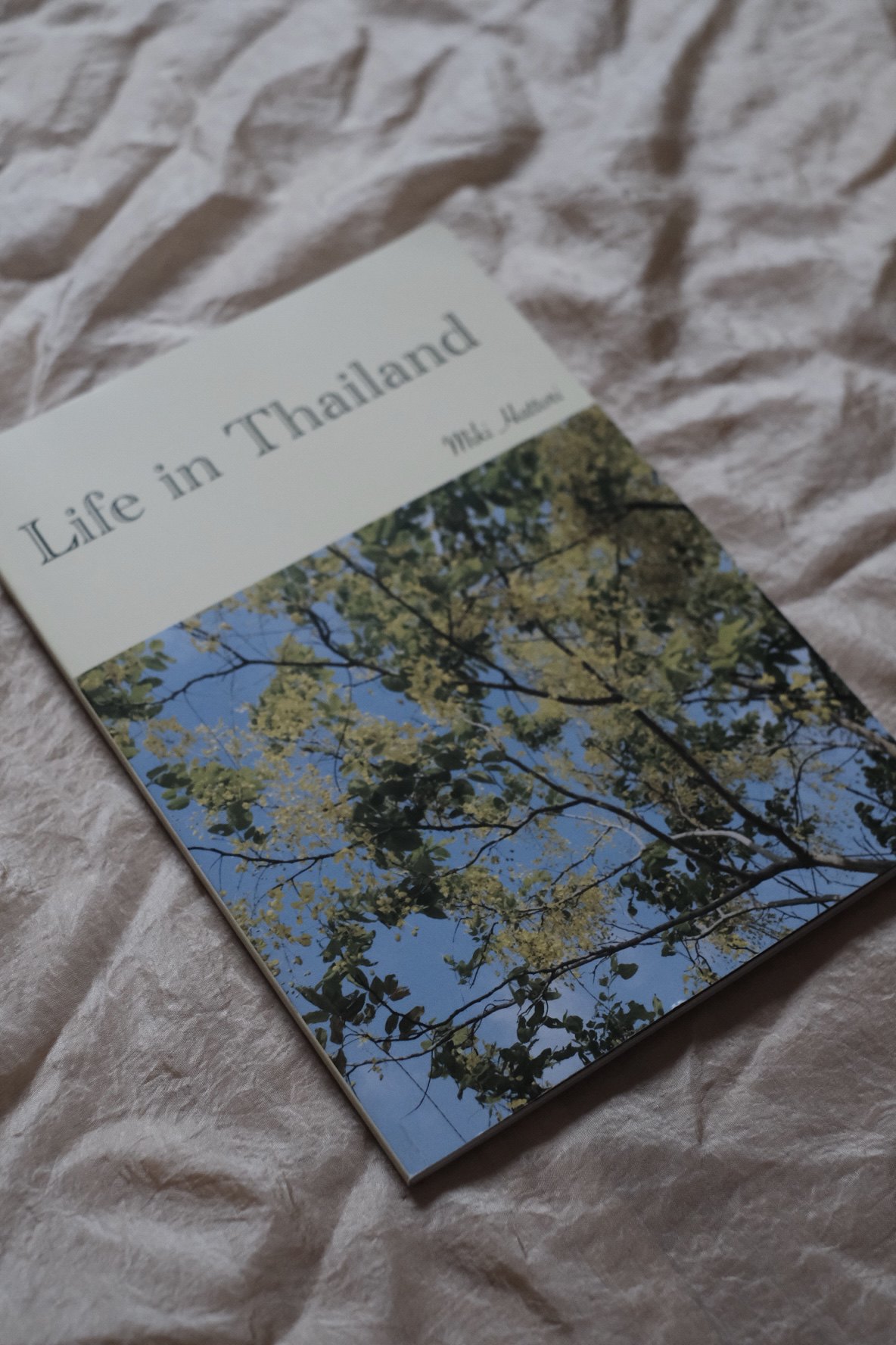 布の上に置いた『Life in Thailand』